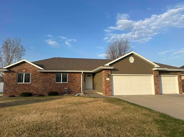 1015 Loch View Dr, Hastings, NE 68901