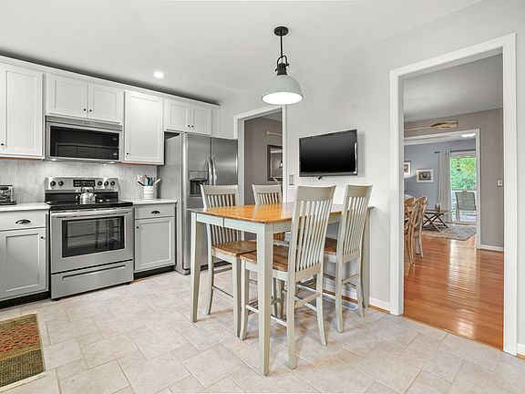 5th image of 3614 Willow St