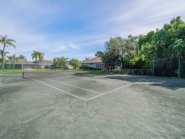 335 Hawthorne Ln — Photo 41