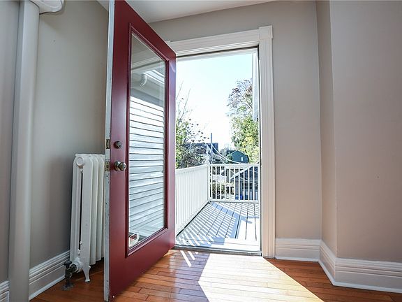 4th image of 739 University Ave #Up
