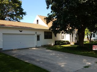 432 E 2nd St, Readlyn, IA 50668
