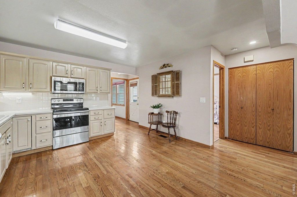 1566 W 29th St