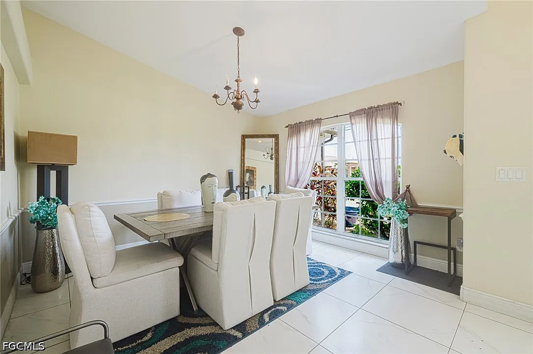 4 bed, 2.0 bath, 2098 sqft, $3,200 — Photo 4
