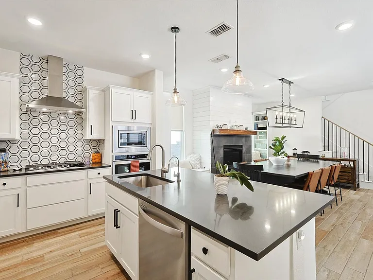 2420 Elm Pl — Photo 10