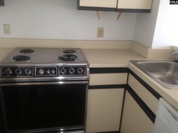 4th image of 1600 Park Cir APT 1009