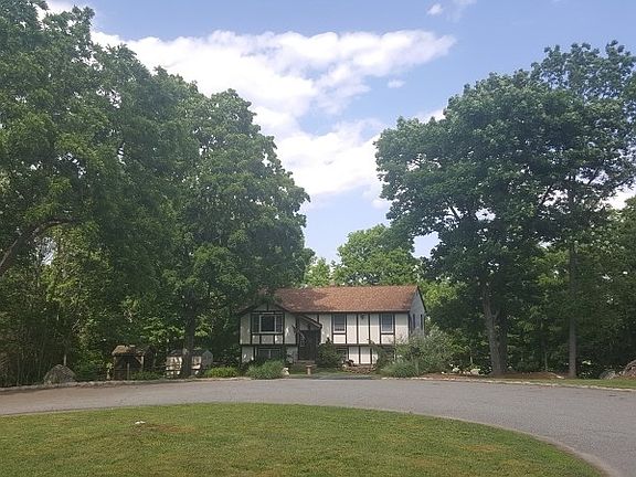 5th image of 15 Meadowlark Dr