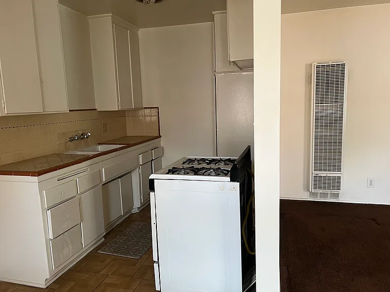 1372 N Serrano Ave #8 — Photo 4