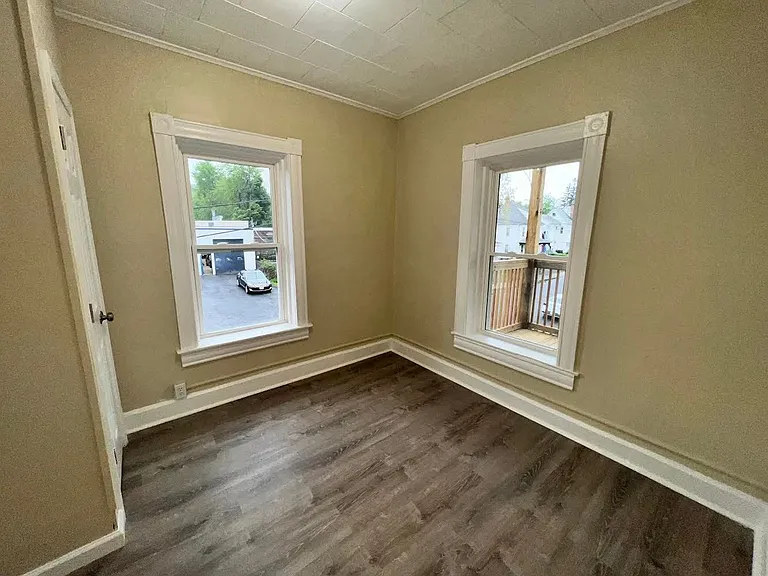 1475 Dwight St — Photo 4