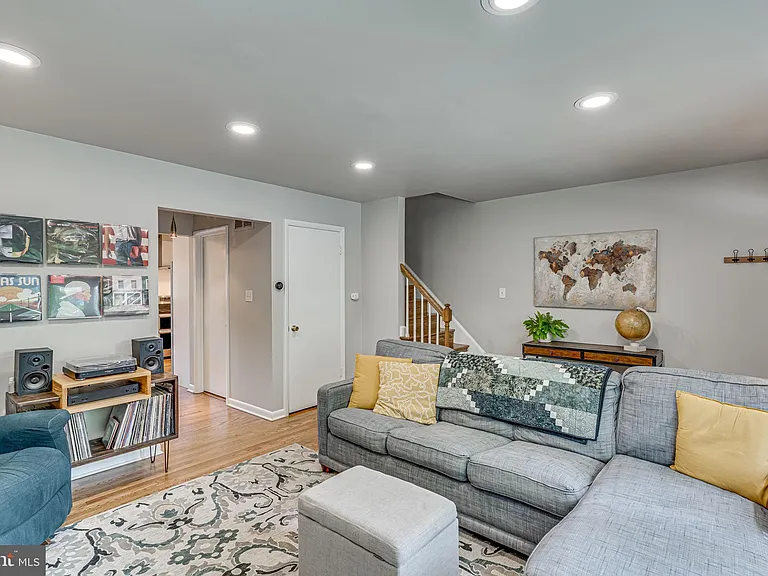 3 Groves Ave — Photo 4