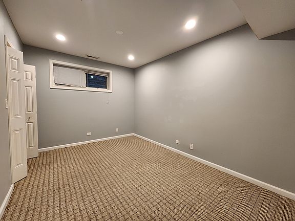 5th image of 3123 S Wells St #B
