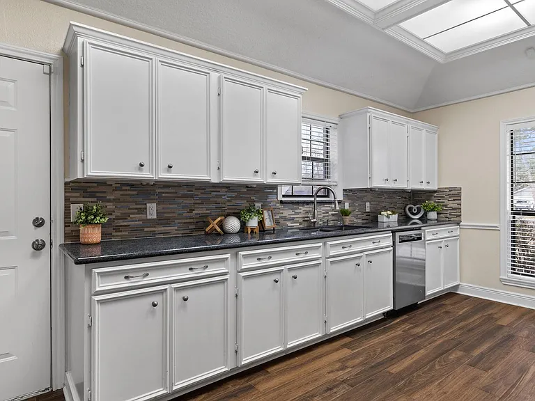 1400 Oak Hollow Dr — Photo 12