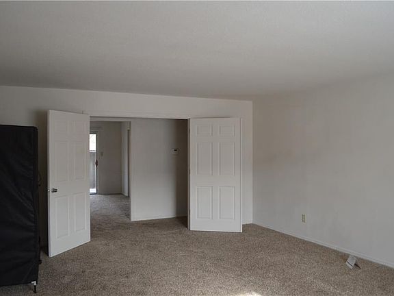 5th image of 922 Hoover Village Dr APT B