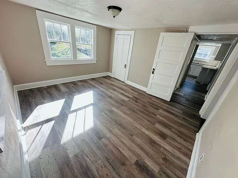 2122 Yancey Ave — Photo 7