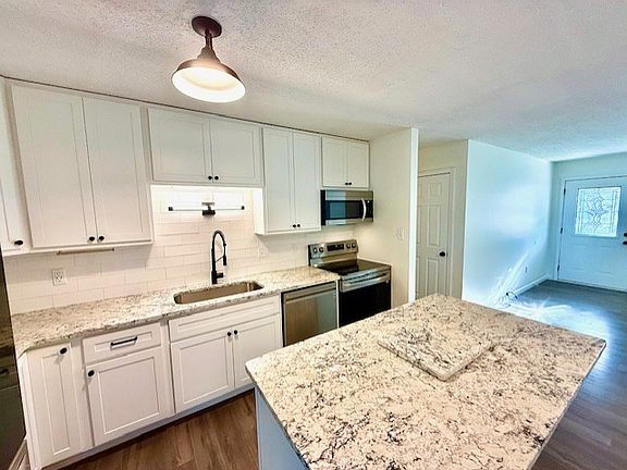 5th image of 819 Wild Hawk Dr