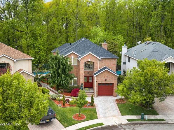 48 Covington Cir, Staten Island, NY 10312