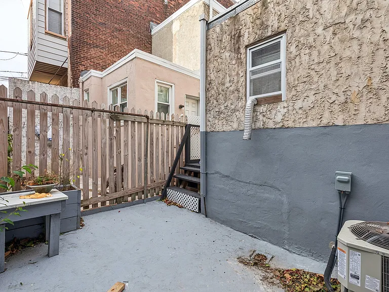 150 E Huntingdon St — Photo 9