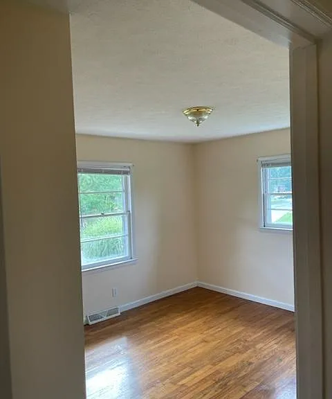 124 Brookview Dr — Photo 4