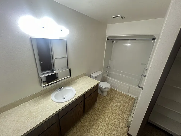 2511 W 27th St #3 — Photo 7