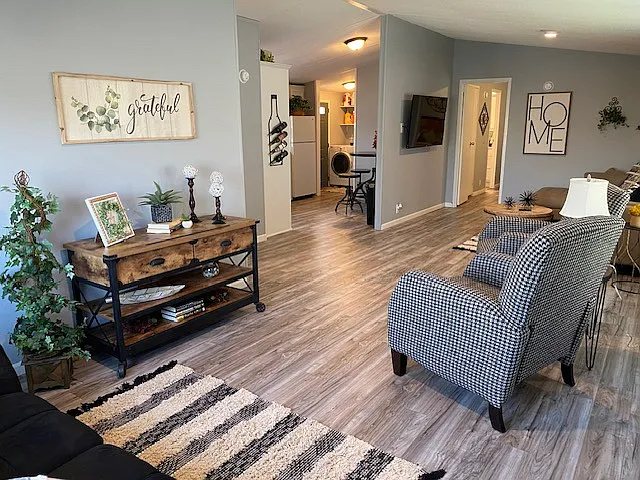 713 Diamond Loop — Photo 4