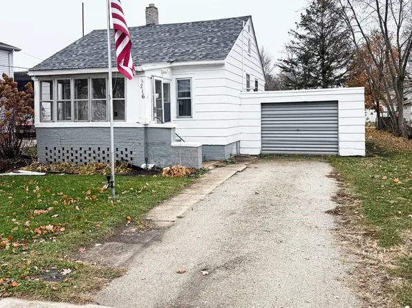 216 E 3rd St, Aroma Park, IL 60910