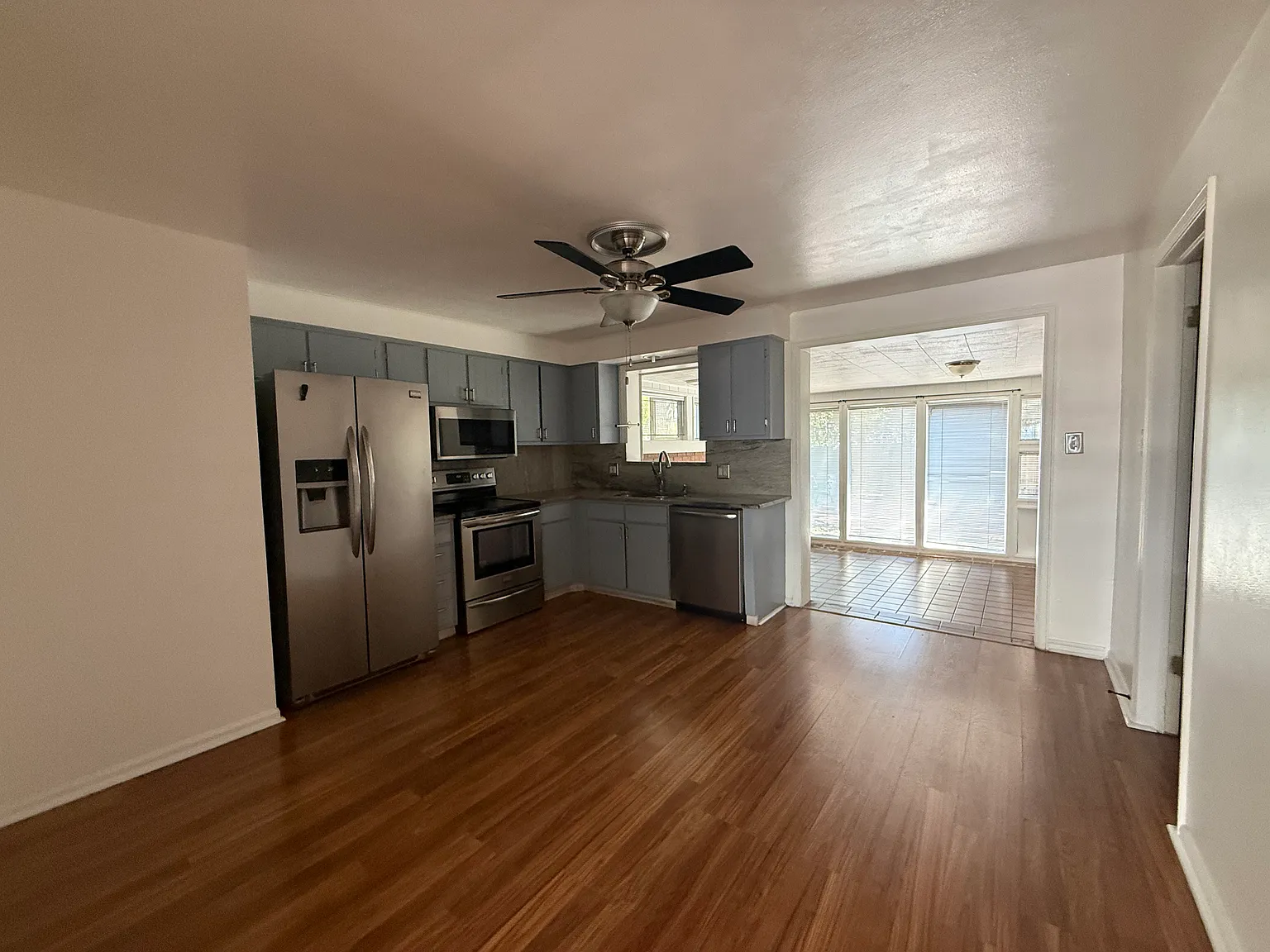 2 bed, 1200 sqft, $2,200 — Photo 3
