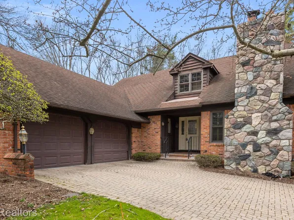 20155 Village Dr, Beverly Hills, MI 48025
