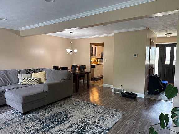 5th image of 32697 Jefferson Dr