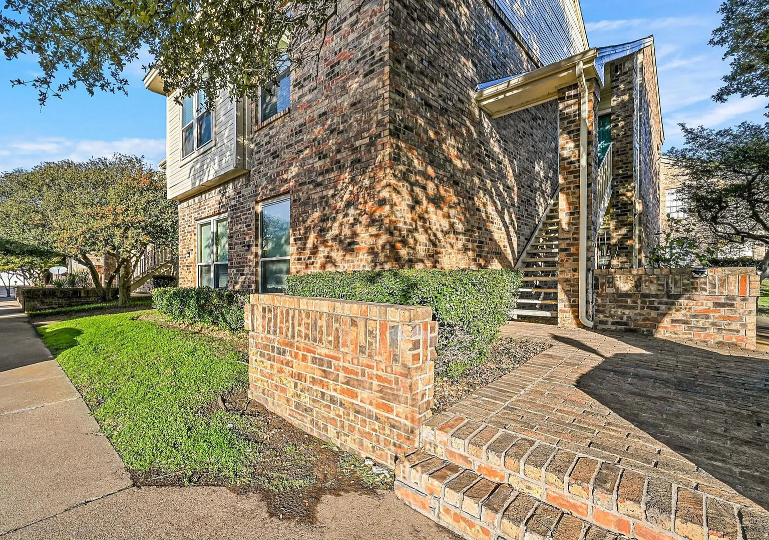 Memorable and Modern 2-2 Condo in Plano — Photo 1