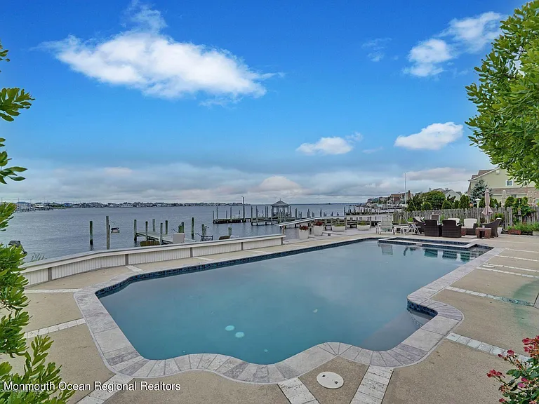 323 Cove Dr — Photo 2