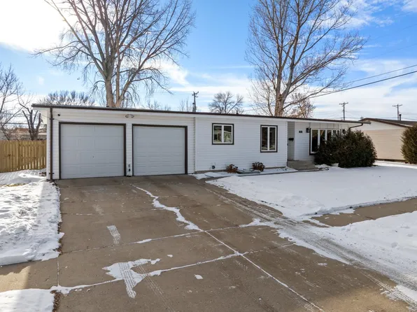 711 24th Ave NW, Minot, ND 58703