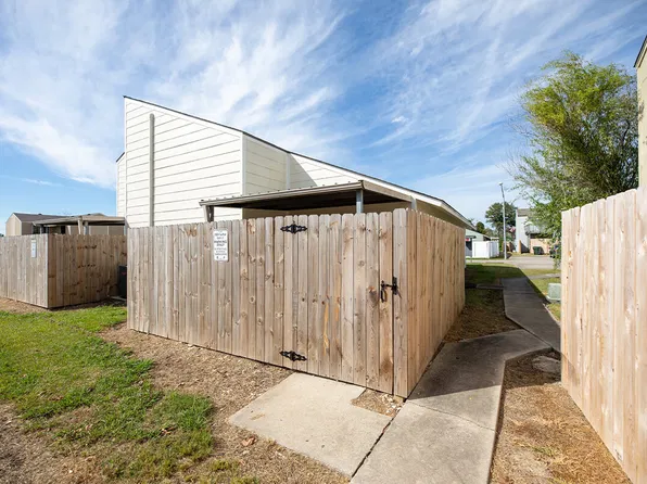 2 bed, 1.5 bath, $995, 1834 Fox Run Dr APT 1, Lake Charles, LA 70605