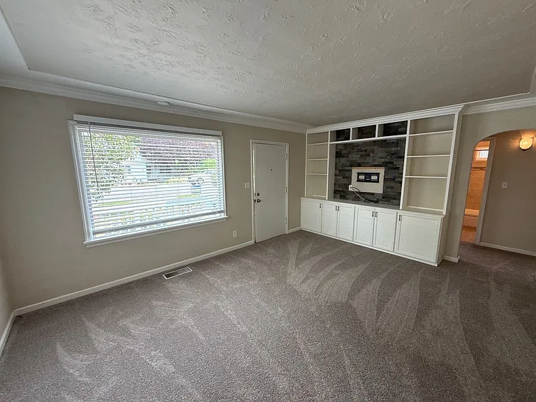 4627 Thorman Ave NE — Photo 4