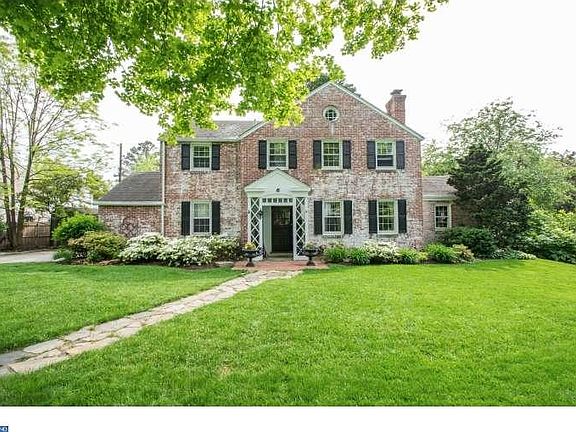 2nd image of 6 Dickinson Ln