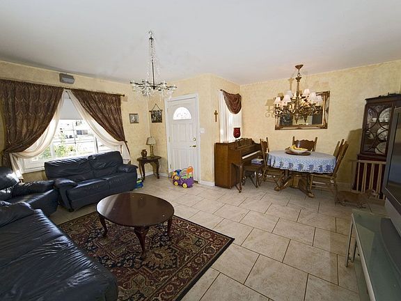 2nd image of 5849 White Oak Ave