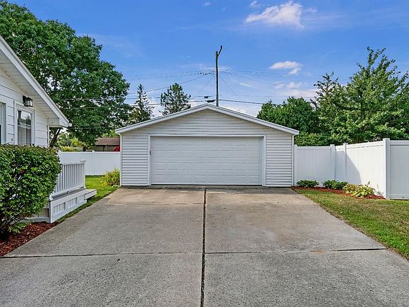 4th image of 453 Bodley Cres