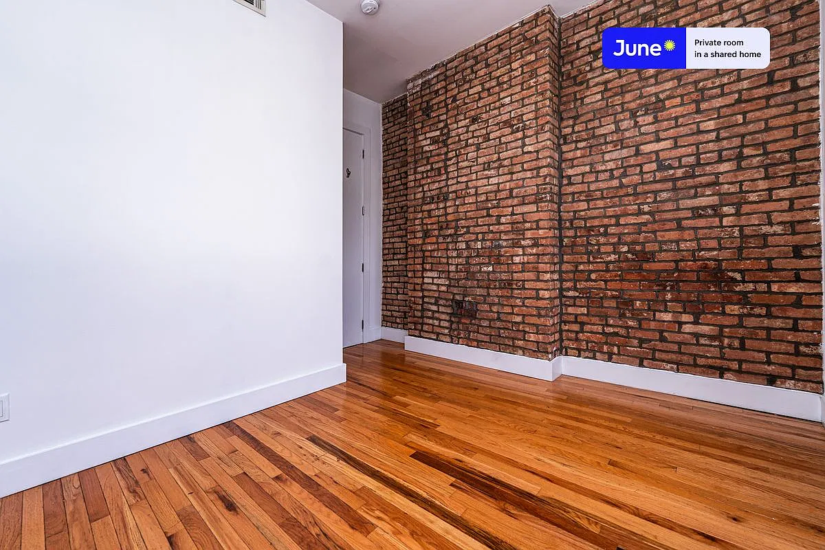 Queen bedroom in 3 bed/1 bath home in Bedford-Stuyvesant #1892 C — Photo 3