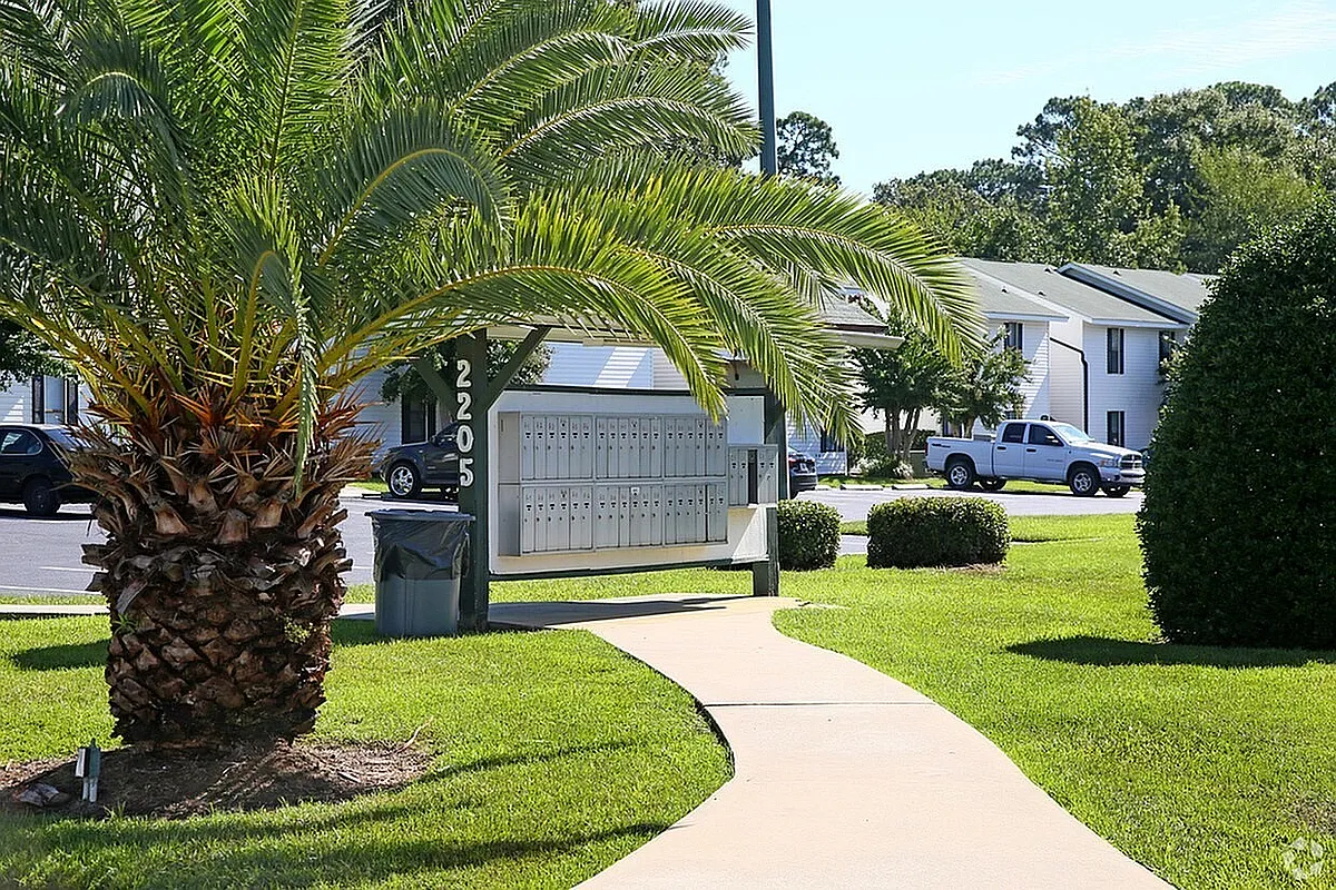 amelia-apartments-valdosta-ga-building-photo (3) - 2205 Bemiss Rd