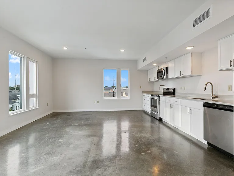 3100 Banks St — Photo 2