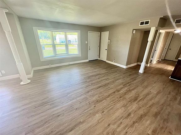 3rd image of 1027 Farmview Dr