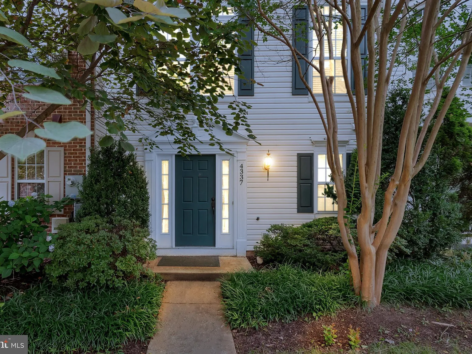 3 bed, 2.5 bath, 1424 sqft, $3,300 — Photo 2