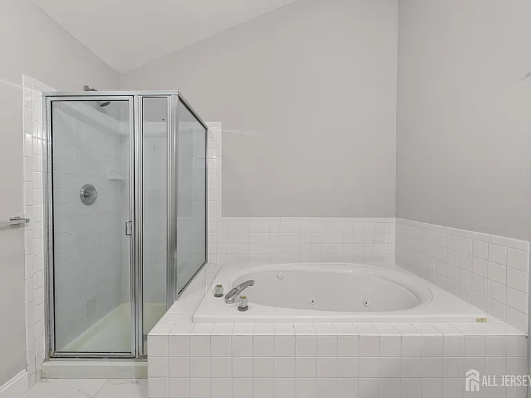 16 Lee Ct #405 — Photo 30