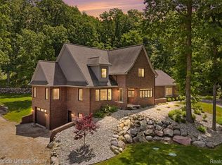 3175 Kensington Rd, Milford, MI 48380