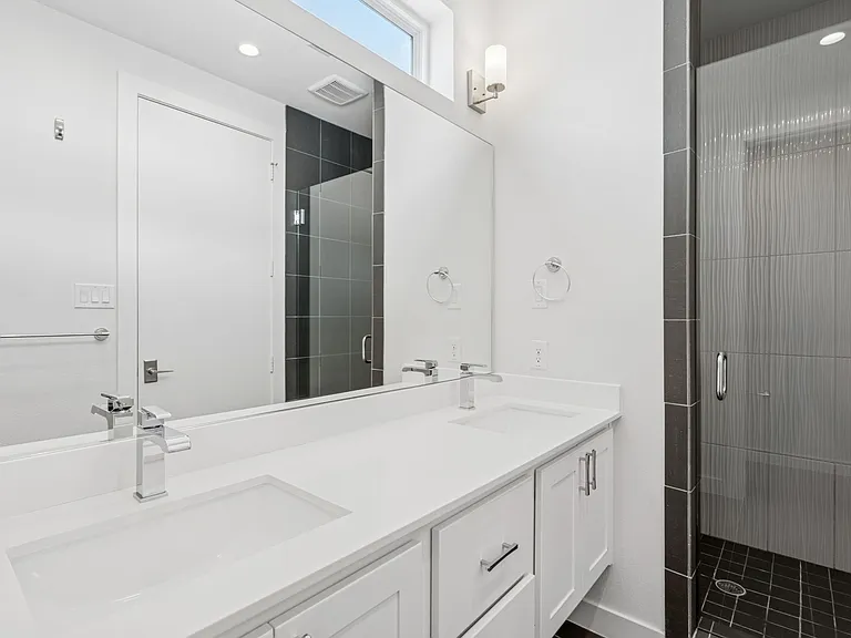 1518 N Carroll Ave — Photo 27