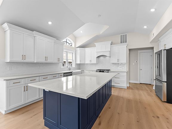 2nd image of 34 W 73rd Est