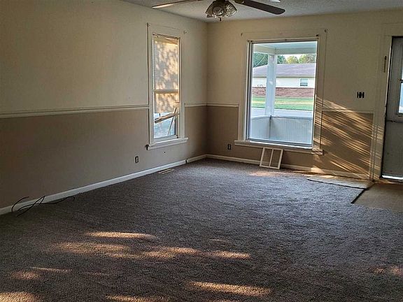 5th image of 133 E Elm St