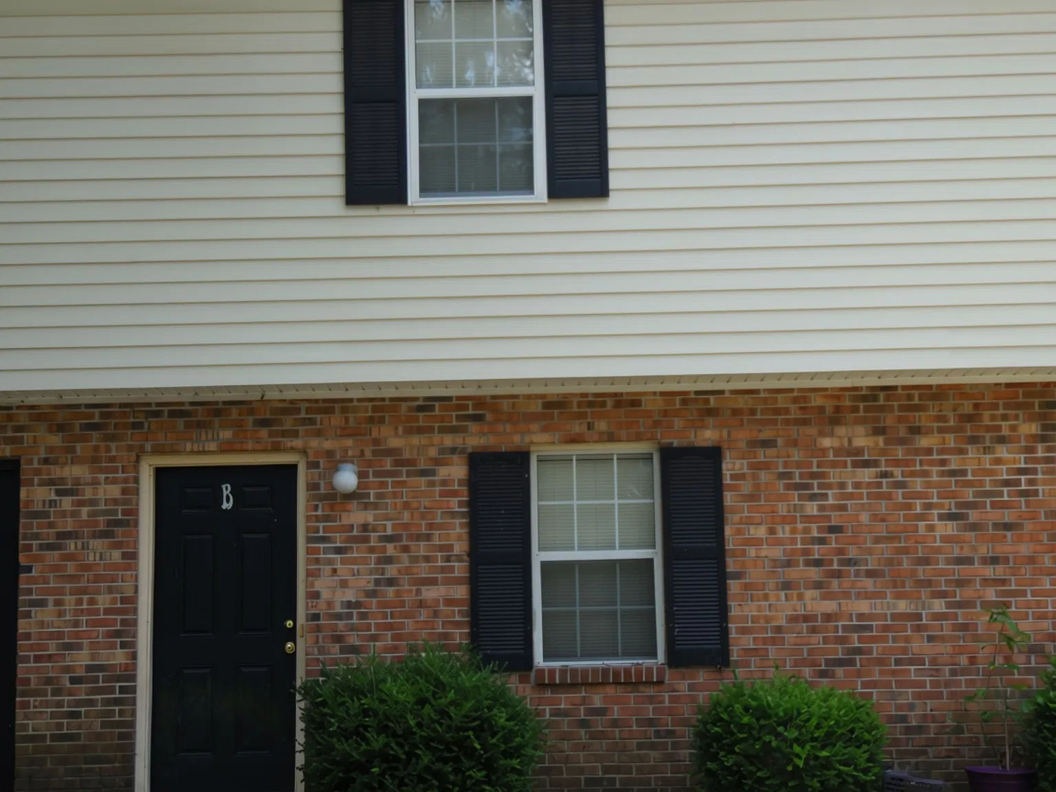 2 bed, 1.5 bath, 1025 sqft, $850 — Photo 2
