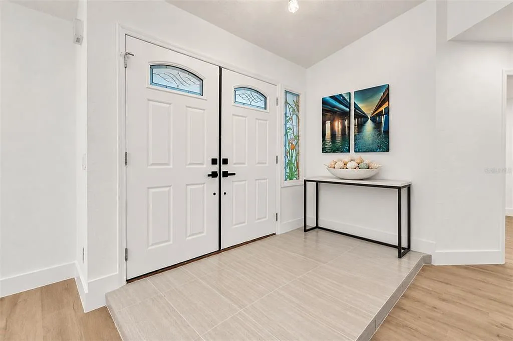 3 bed, 2.0 bath, 2071 sqft, $6,900 — Photo 4