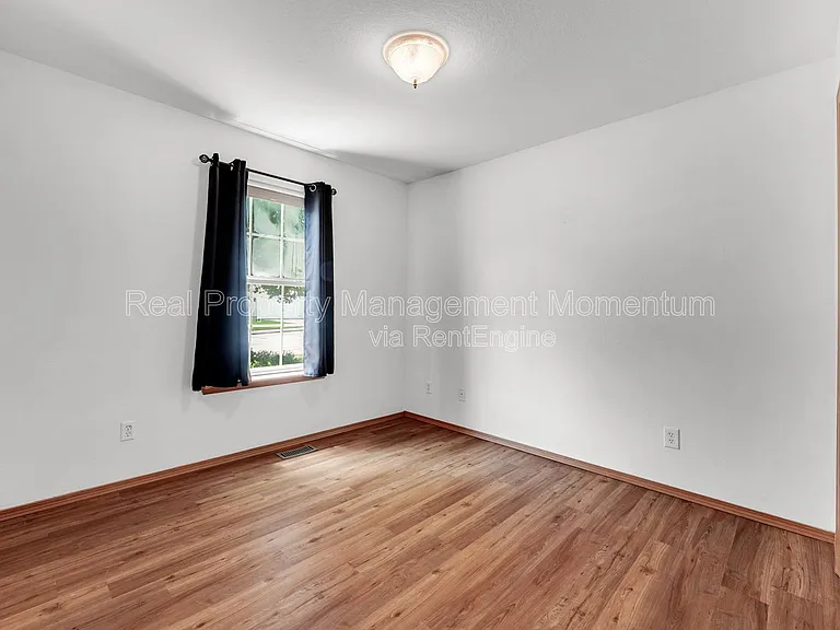 1111 W Poplar — Photo 19