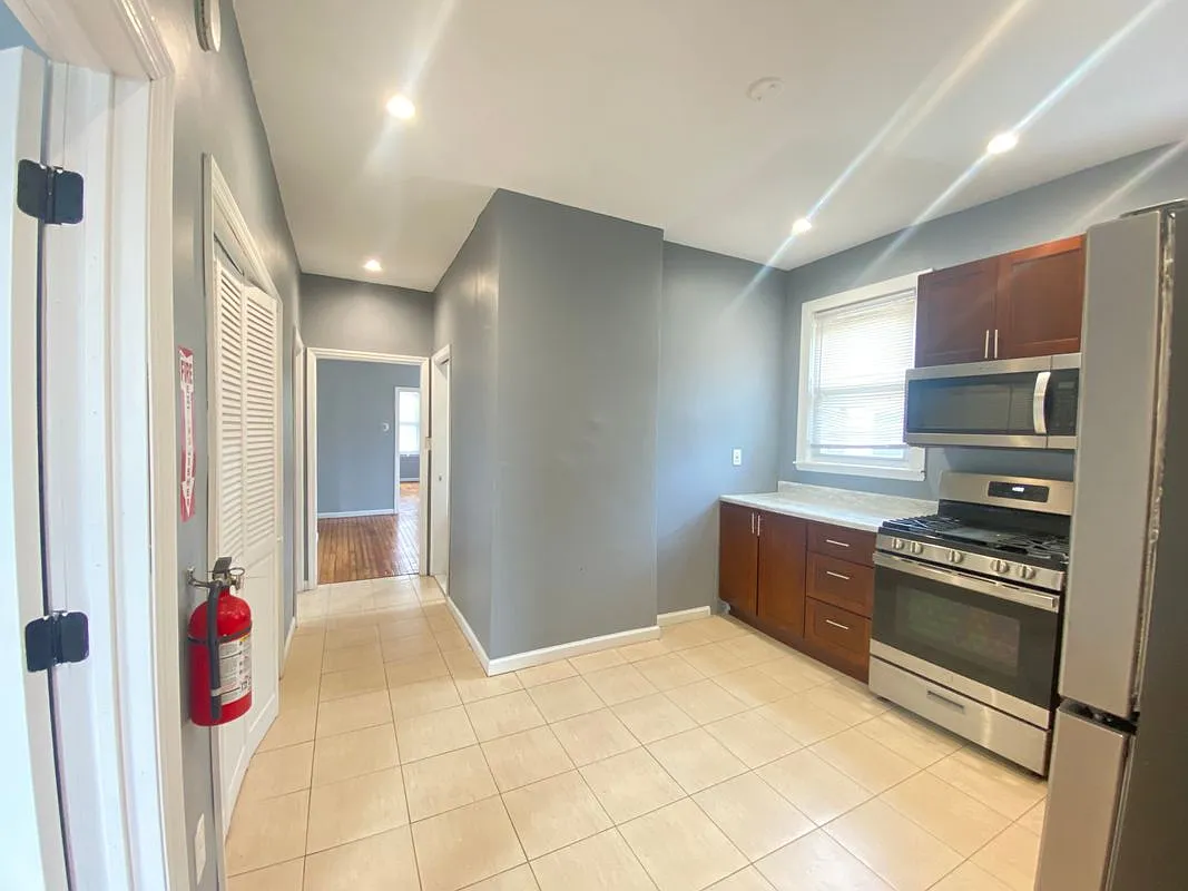 4 bed, 1.0 bath, 700 sqft, $2,700 — Photo 4
