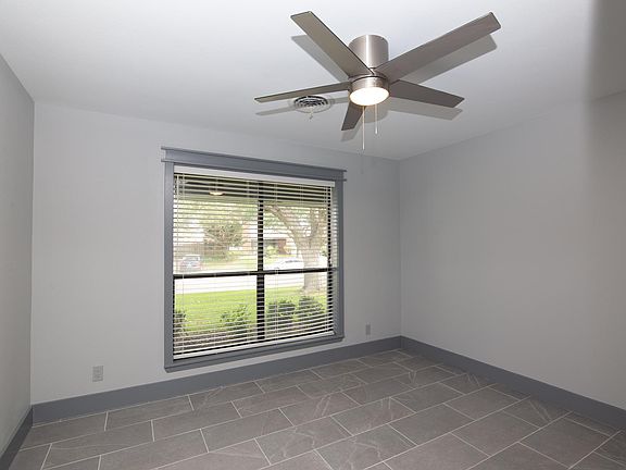 5th image of 130 E Harbor Dr